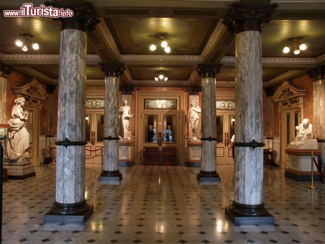 Immagine Interni del Teatro Nacional di San José, Costa Rica. Pavimenti e colonne in marmo per il prezioso interno del teatro nazionale della capitale abbellito anche da sculture e soffitti decorati - © Jarno Gonzalez Zarraonandia / Shutterstock.com