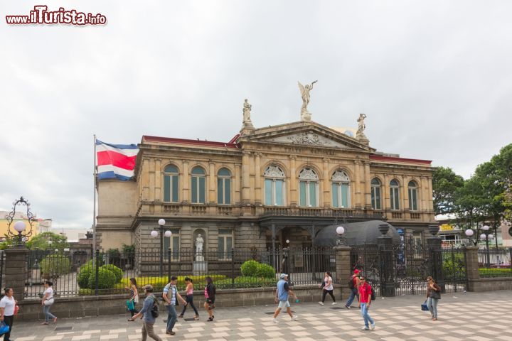 Immagine Teatro Nazionale di San José, Costa Rica. A volerne la costruzione furono i grandi magnati del caffé che pur di abbellire la loro capitale con un teatro di grande fama decisero di gravare l'esportazione del caffé con una tassa straordinaria - © Dmitry Burlakov / Shutterstock.com