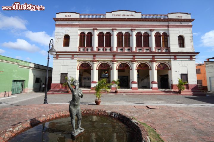Immagine Il Teatro Principal di Camaguey, Cuba - La storia di questo edificio culturale di Camaguey ha avuto inizio nel 1847: da quella data il teatro che si trova nella città vecchia, dichiarata patrimonio dell'Umanità dall'Unesco, ospita spettacoli e eventi di ogni genere. E' inoltre la sede del balletto della città © Tupungato / Shutterstock.com