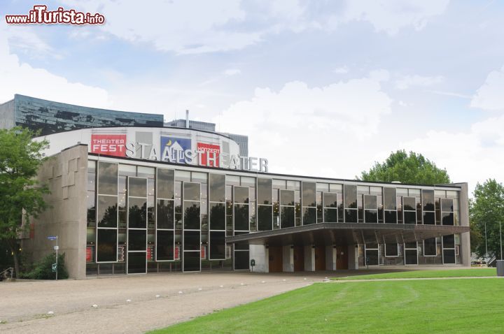 Immagine Teatro statale di Kassel, Germania - Costruito fra il 1955 e il 1959 su progetto degli architetti Paul Bode e Ernst Brundig, il teatro statale di Kassel si presenta con una struttura architettonica decisamente sinuosa e in armonia con il paesaggio circostante. Accoglie opere di dramma e balletto © runzelkorn / Shutterstock.com