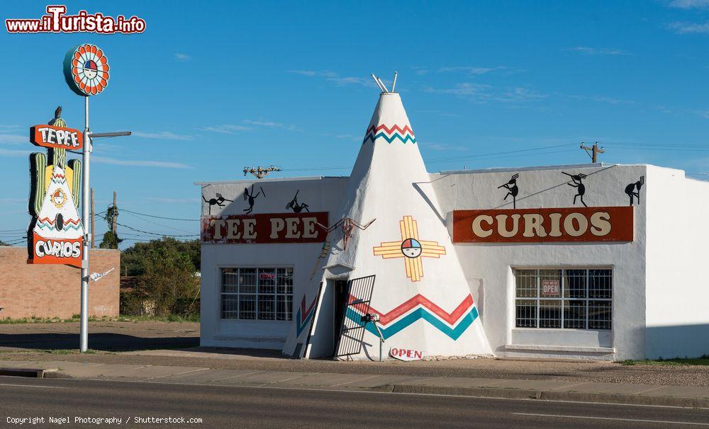 Immagine Tee Pee Curios sulla strada di Tucumcari, New Mexico, Stati Uniti. Un suggestivo edificio con la tradizionale tenda indiana in muratura come ingresso lungo la Route 66 - © Nagel Photography / Shutterstock.com