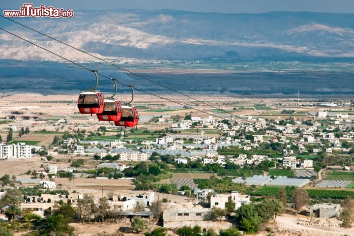 Immagine La telecabina che da Gerico conduce al Monte della Tentazione è capace di trasportare fino a 650 passeggeri all'ora - © makarenko7 / Shutterstock.com