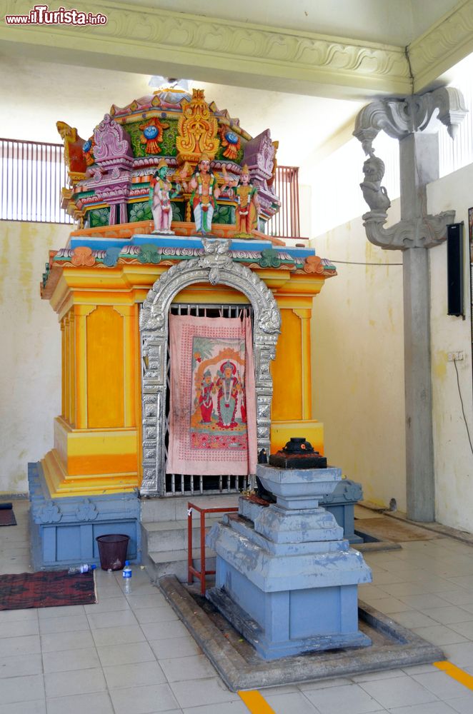 Immagine Un tempietto presso il Kali Amman Temple di Negombo, dove la popolazione abbraccia diverse fedi religiose.  - © Denis Costille / Shutterstock.com