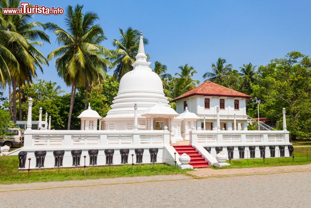 Immagine Il Tempio di Abhayasekararama è un tempio buddhista di Negombo, sulla costa occidentale dello Sri Lanka.