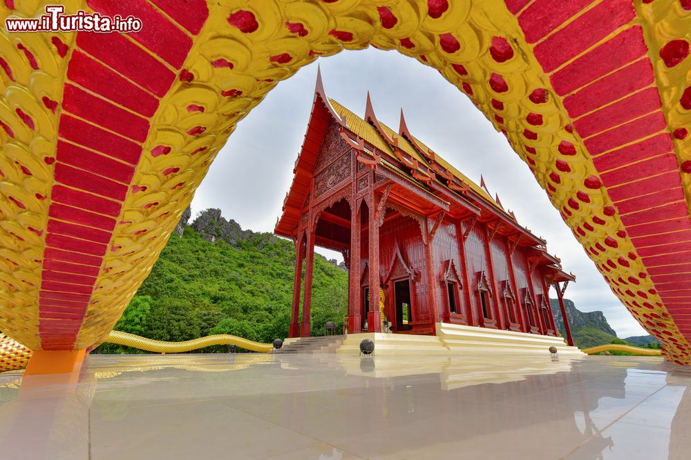 Immagine Il tempio di Ao Noi nei pressi di Prachuap Khiri Khan, Thailandia: il wat all'ingresso è costruito interamente in legno.