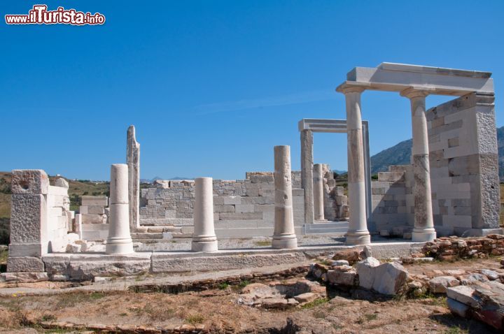 Immagine Tempio di Demetra a Naxos, Grecia - Nei pressi del villaggio di Ano Sangri, nel sito archeologico di Gyroula si trovano le rovine del tempio di Demetra. Costruito nel VI° secolo a.C., su una collina che sovrasta una fertile vallata, il tempio riveste un ruolo importante nell'architettura templare. Ha pianta di forma quadrata con cinque colonne ioniche disposte di fronte all'ingresso principale © Alberto Loyo / Shutterstock.com