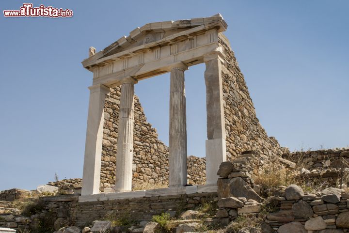 Immagine Tempio di Iside a Delos, Grecia. Costruito su una collina all'inizio del periodo romano, questo tempio in stile dorico venerava la trinità di Iside, Serapide e Anubi