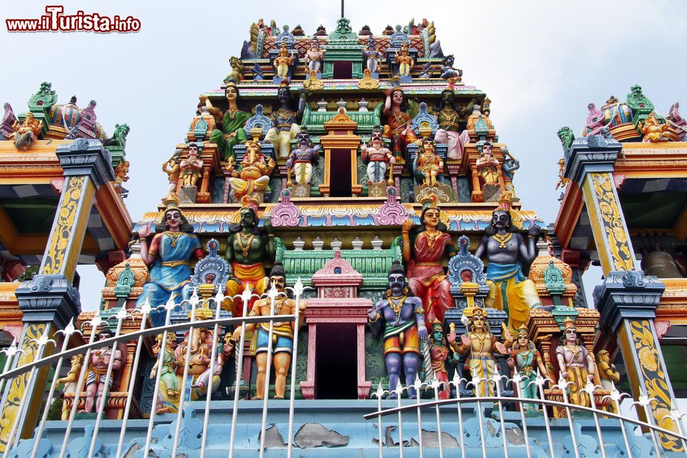 Immagine La Gopuram, ovvero la torre tipica di molti templi indù. In questa foto il tempio di Kali Amman a Negombo, nello Sri Lanka.