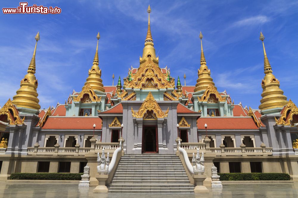 Immagine Il tempio di Wattangsai (o Phra Mahathat Chedi Pakdepregrad) a Bang Saphan, provincia di Prachuap Khiri Khan, sud della Thailandia. Situato sul monte Thongchai, è caratterizzato da pittoresche porte in stile thai dipinte e decorate.