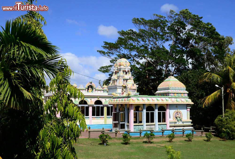 Immagine Tempio hindu a Pereybère, Mauritius, immerso nella vegetazione rigogliosa.