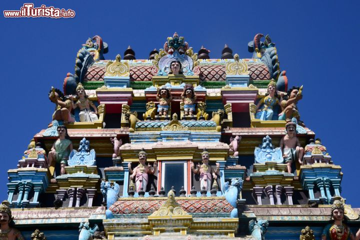 Immagine Tempio hindu di Surya Oudaya Sangam a Grand Baie, Mauritius - Colori e tipiche decorazioni hindu per questo tempio ospitato a Grand Baie, uno dei più importanti di Mauritius © Pack-Shot / Shutterstock.com
