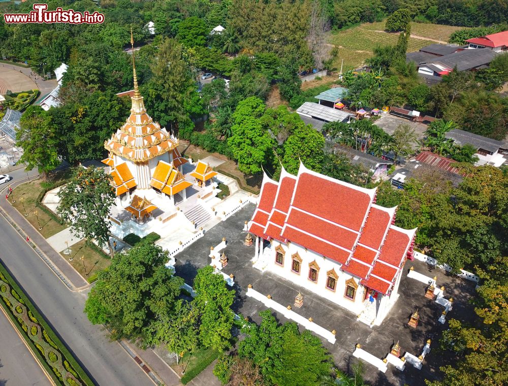 Immagine Il tempio Wat Huay Mongkol a Hua Hin fotografato dall'alto: siamo nella provincia di Prachuap Khiri Khan in Thailandia. E' un dei luoghi più sacri per i fedeli buddhisti che ogni anno giungono sino a qui da ogni parte del mondo.
