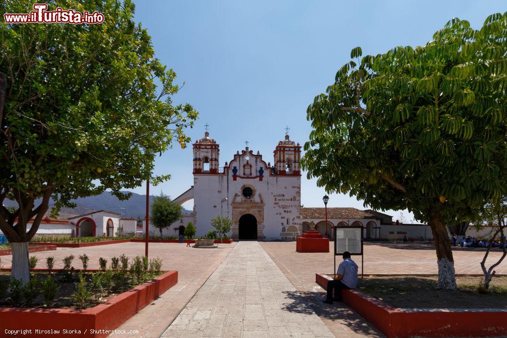 Immagine Il Templo de la Preciosa Sangre de Cristo, construito nel 1518 a Teotitlán del Valle, nella regione delle Valles Centrales, a 31 km da Oaxaca - © Miroslaw Skorka / Shutterstock.com