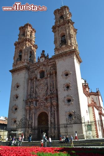 Immagine Templo de Santa Prisca: è il luogo simbolo di Taxco. La chiesa costruita in stile barocco churrigueresco nel XVIII secolo per volere dell'impresario José de la Borda sorge sulla piazza principale.