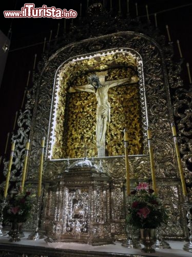 Immagine Lo spettacolare retablo argenteo del Santuario del Cristo, al cui centro è custodito un antico crocifisso in legno brunito. Isola di tenerife (Canarie).