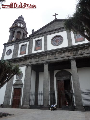 Immagine La moderna cattedrale di La Laguna è stata completamente ricostruita nel 1913. Siamo nella punta nord-orientale di Tenerife (Canarie).