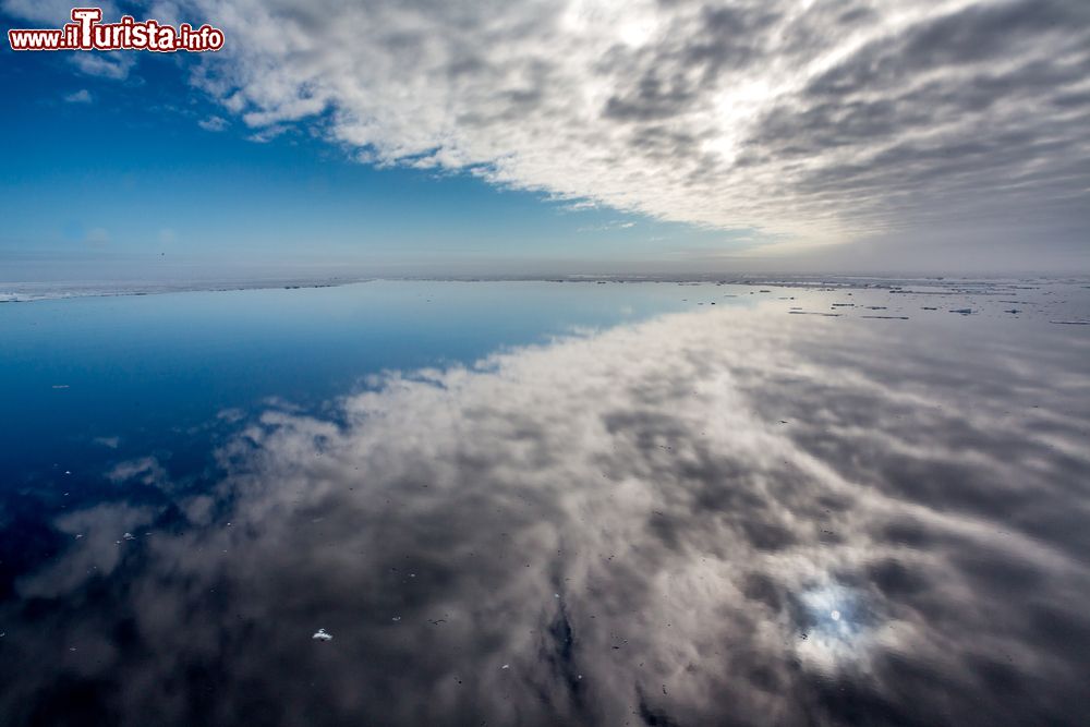 Immagine Terra del sole di mezzanotte, Spitzbergen, Norvegia. Spitsbergen è l'isola più estesa delle Svalbard dove si concentra anche la maggior parte della popolazione dell'arcipelago.