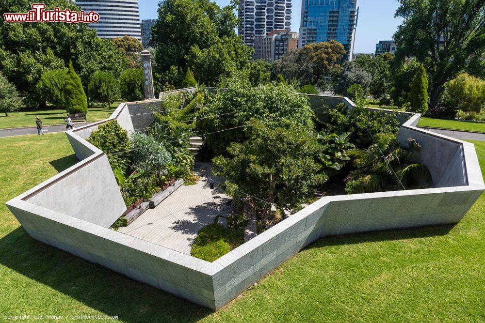 Immagine Terrazza con alberi al Tempio della Rimembranza di Melbourne, Australia - © Uwe Aranas / Shutterstock.com