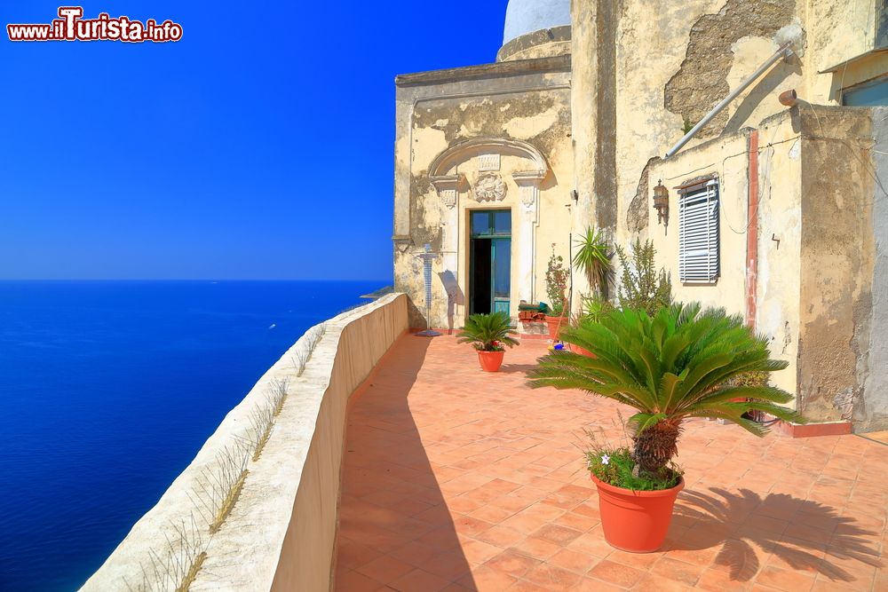 Immagine Terrazza soleggiata dell'Abbazia di San Michele Arcangelo sul mare dell'isola di Procida, Campania. Questa fondazione benedettina risale all'XI° secolo; distrutta e ricostruita nel corso dei secoli, rimane una delle chiese più importanti e ricche dell'Italia meridionale.