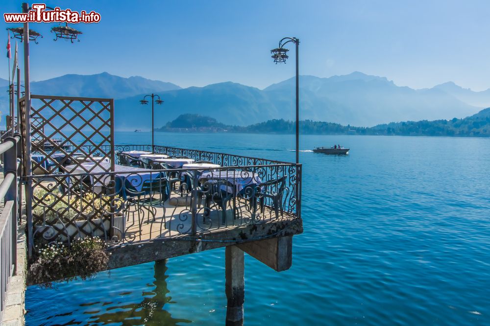 Immagine Terrazza sul lago presso Tremezzo, pochi km a sud di Griante, sul Lago di Como (Lombardia).