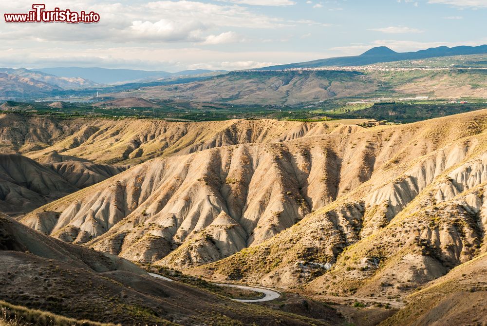 Immagine Terreni argillosi a calanchi nei dintorni di Biancavilla in Sicilia.