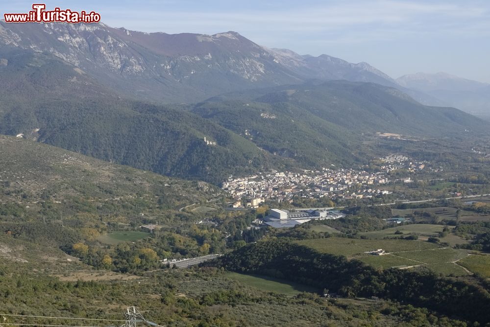 Immagine Il territorio di Popoli, Abruzzo: siamo nella Comunità Montana della Maiella e del Morrone, fra il basso corso dell'Aterno e il massiccio della Maiella.