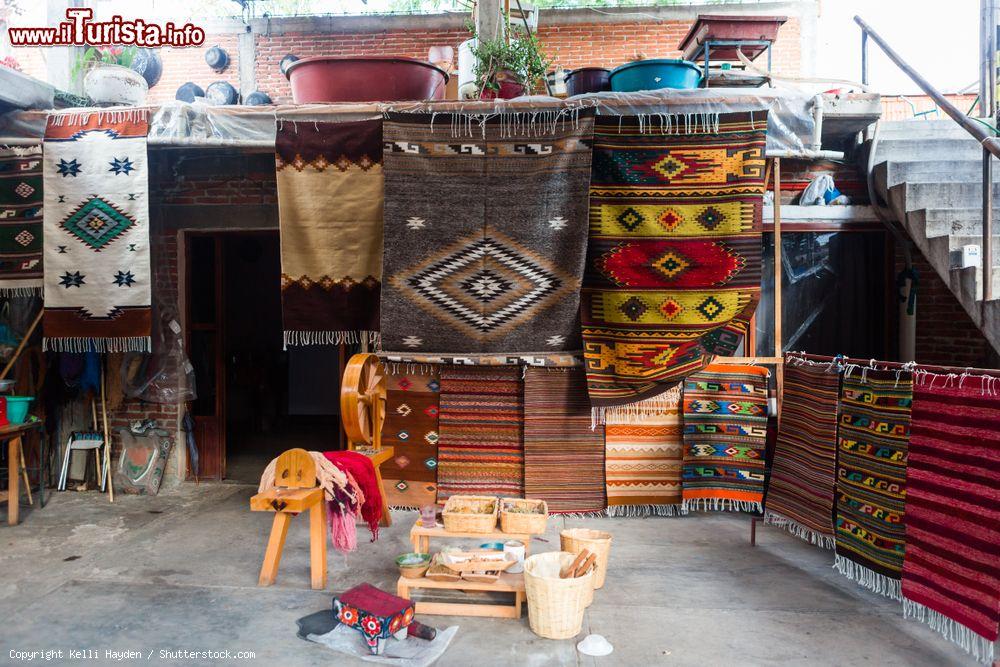 Immagine Il villaggio di Teotitlán del Valle, 30 km a est di Oaxaca, è famoso per i suoi tessuti artigianali - © Kelli Hayden / Shutterstock.com