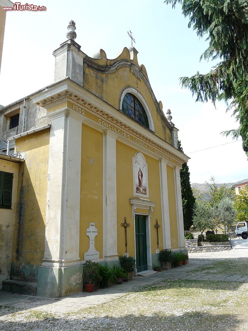 Immagine Testana di Avegno: la facciata della Chiesa di Santa Margherita, Liguria  - © Davide Papalini, CC BY-SA 3.0, Wikipedia