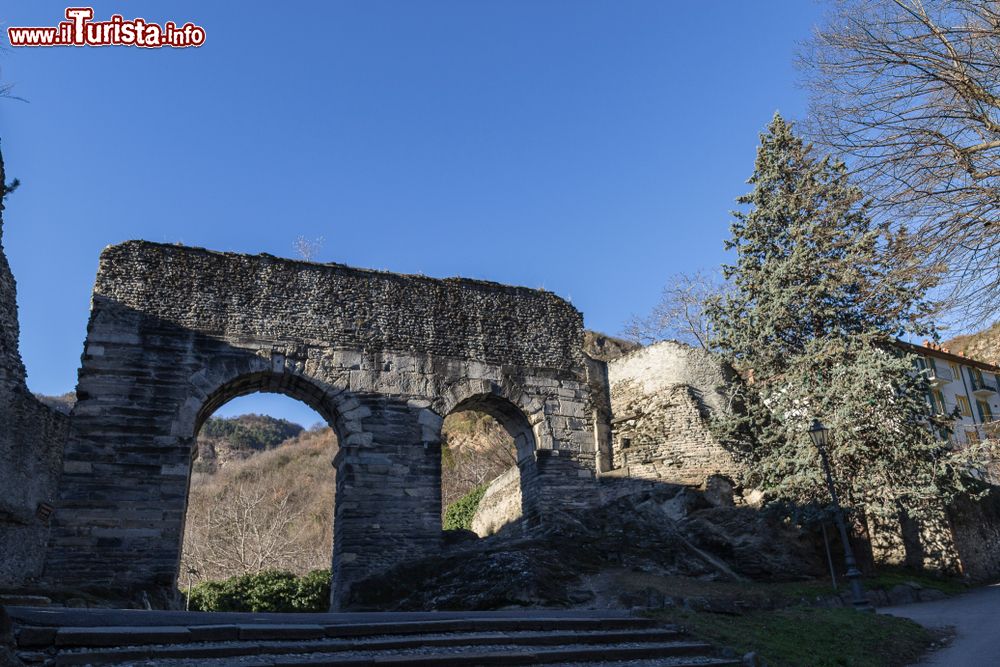 Immagine Testimonianze storiche nella cittadina di Susa, provincia di Torino, Piemonte. Crocevia di diversi itinerai transalpini fra Italia e Francia, Susa è contraddistinta da importanti monumenti romani e del Medioevo.