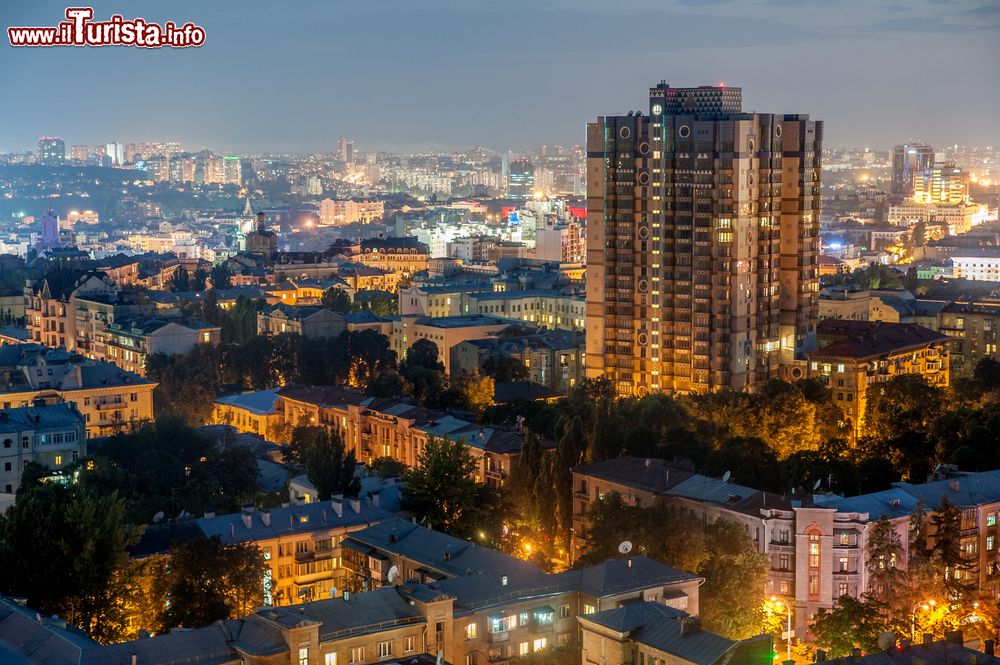 Immagine I tetti di Kiev fotografati al tramonto, Ucraina.