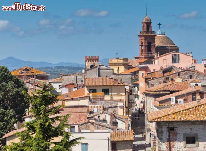 Immagine Tetti e strade di Castiglione del Lago, Umbria - Il borgo sorge su uno sperone di calcare che in origine era la quarta isola del Lago Trasimeno ma, che in seguito all'abbassamento del livello delle acque e al crearsi di una pianura di tipo alluvionale, ha assunto la configurazione attuale. In questa immagine, i tetti degli edifici del villaggio © dvoevnore / Shutterstock.com