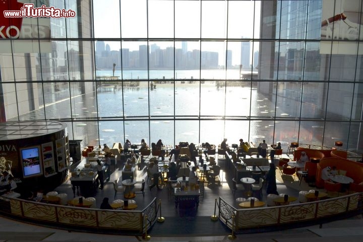 Immagine The Galleria, Abu Dhabi: è uno dei più recenti "mall" realizzati in città, un centro commerciale nato su Al Maryah Island con accattivanti soluzioni architettoniche con vista sul mare e sulla skyline della capitale.