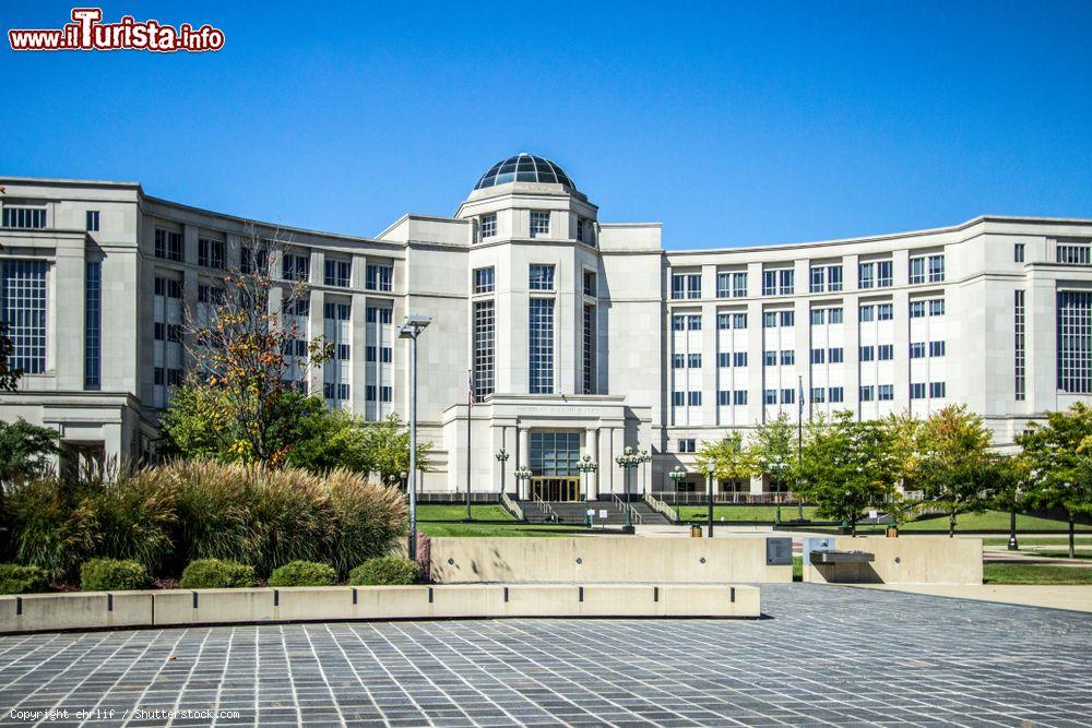 Immagine The Michigan Hall of Justice nel centro di Lansing (USA): è la sede della Corte Suprema. Costruito in stile post moderno con oltre 14 mila pannelli di pietra calcarea, l'edificio si sviluppa su sei piani - © ehrlif / Shutterstock.com