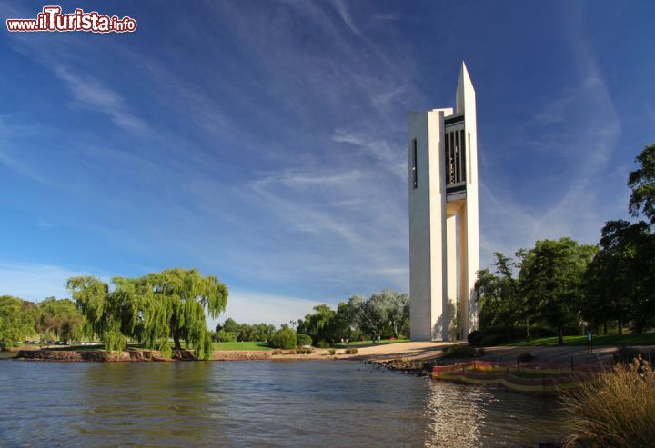 Immagine The National Carillon in Canberra, Australia - Si trova sull'isola Aspen e rappresenta il polo gestito dalle Autorità Nazionali. Questo fu donato dalla Britannia per volere della regina Elisabetta, al fine di omaggiare la capitale, Canberra, a 50 anni dalla sua nascita. Per questo importante anniversario il National Carillon fu progettato da due architetti australiani davvero meritevoli: Cameron e Nicol. Fu avviato nel 1970 - © Dan Breckwoldt / Shutterstock.com