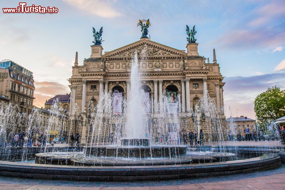 Immagine Theatre of Opera and Ballet di Lviv, Ucraina. L'edificio fu costruito tra il 1897 e il 1900 e nel corso del tempo ha subito diverse trasformazioni a cominciare dal nome: da Grand Theatre a Teatro Accademico Statale di Opera e Balletto di Ivan Franko Lviv sino al 2000 quando è stato ribattezzato Solomiya Krushelnytska, in onore di una celebre soprano.