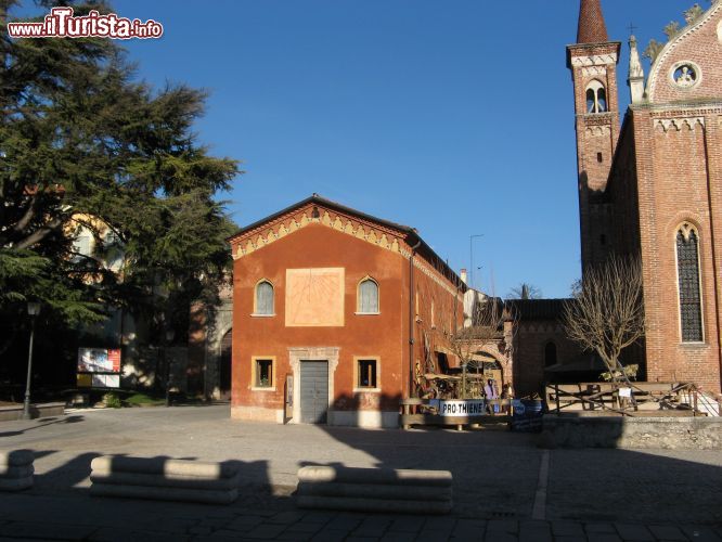 Immagine Thiene la casetta rossa vicina all'ominina chiesa nel centro della città - © wikipedia