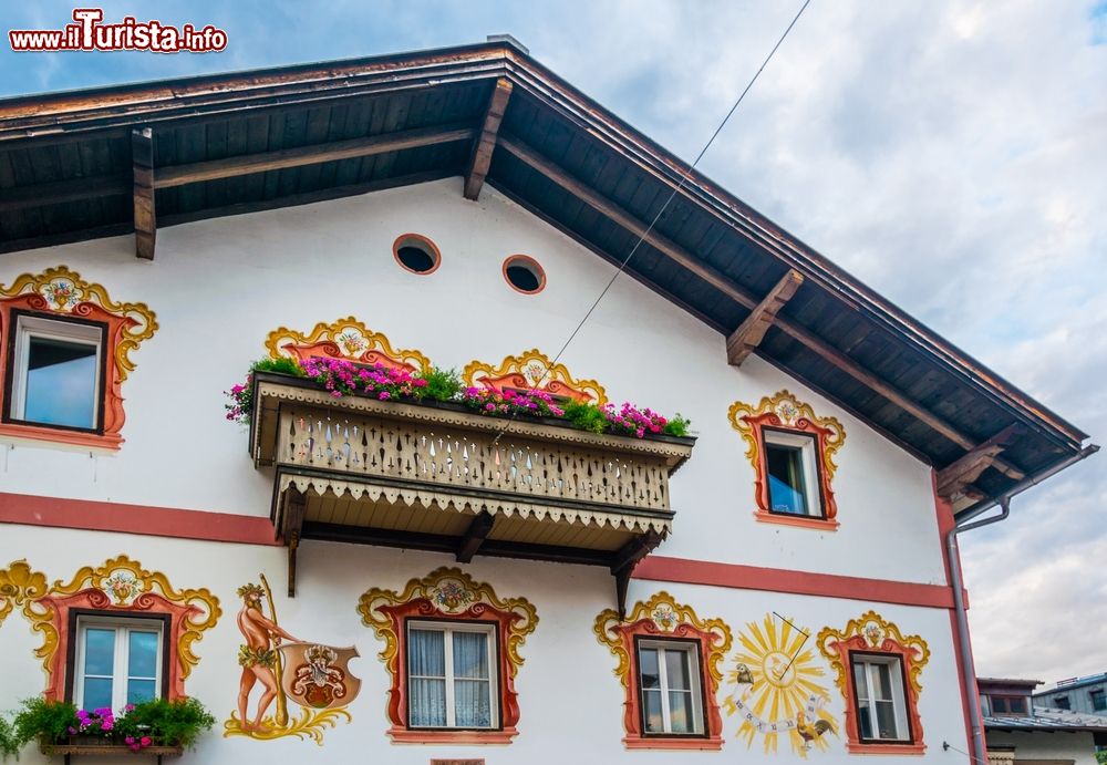 Immagine Una tipica abitazione di Zell-am-See, Austria: balcone fiorito e decorazioni sulla facciata.