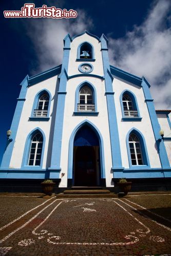 Immagine Una tipica chiesa in architettura locale sull'isola di Sao Miguel, Azzorre (Portogallo) - © 90847430 / Shutterstock.com