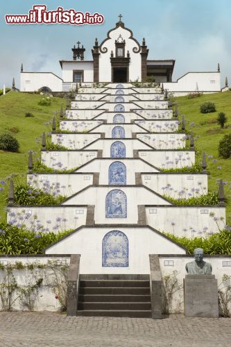 Immagine Una tipica chiesetta in stile portoghese a Sao Miguel, isole Azzorre - © 307252862 / Shutterstock.com