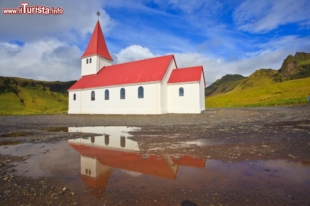 Immagine Una tipica chiesetta islandese: in questa immagine quella di Vik i Myrdal, grazioso villaggio del sud dell'Islanda.