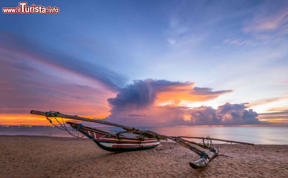 Immagine Una tipica imbarcazione a bilancere sulla spiaggia di Negombo (Sri Lanka).