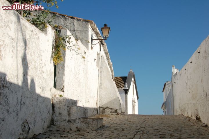 Immagine Tipica strada a Cacela Velha, Portogallo - Una delle tradizionali viuzze acciottolate in salita fra le bianche case di Cacela Velha © Agostinho Goncalves / Shutterstock.com