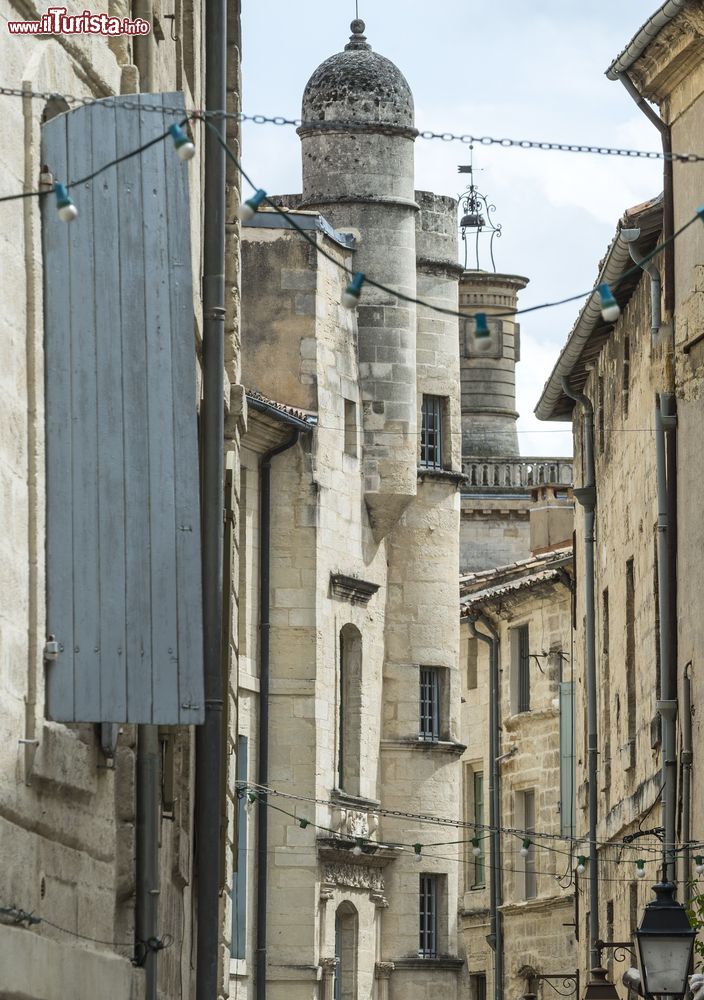 Immagine Tipica stradina nel centro di Uzes, Francia. Fra gli stretti e curatissimi vicoli della città si celano suggestivi scorci panoramici.