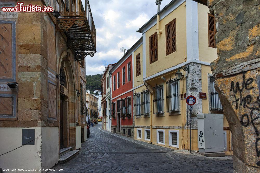 Immagine Una tipica stradina nella città vecchia di Xanthi, Tracia, Grecia. Con l'antico nome di Abdera questa località ha dato i natali a personaggi illustri come Democrito, Protagora e  Anassarco - © hdesislava / Shutterstock.com