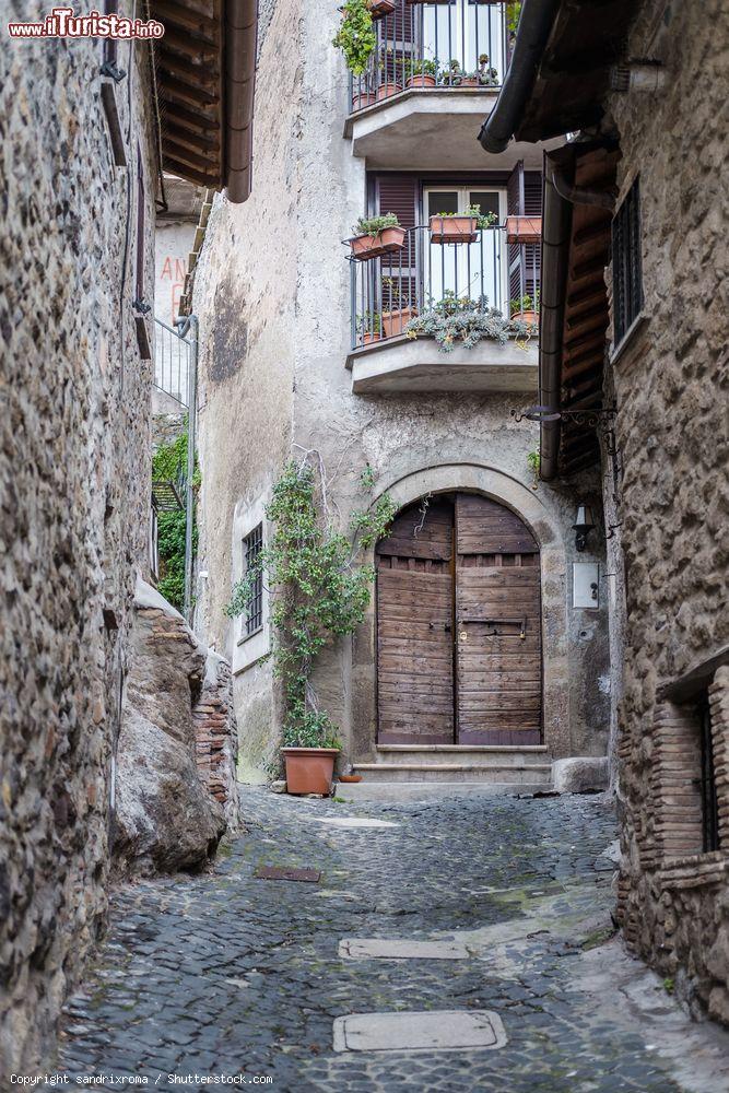 Immagine Una tipica viuzza del villaggio di Anguillara Sabazia, Lazio. Passeggiando alla scoperta della parte antica del borgo se ne possono scorgere interessanti scorci fotografici - © sandrixroma / Shutterstock.com