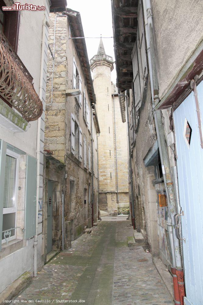 Immagine Una tipica viuzza della cittadina di Villefranche de Rouergue, regione Midi-Pirenei, Francia - © Ana del Castillo / Shutterstock.com