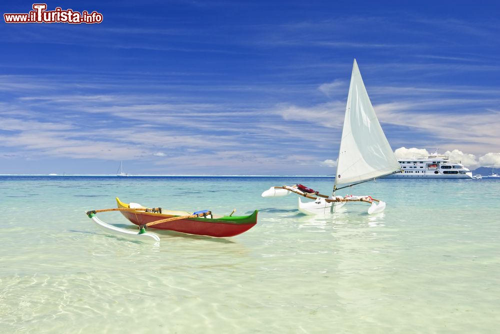 Immagine Tipiche canoe polinesiane nel Pacifico: siamo sull'isola di Huahine, Polinesia Francese.