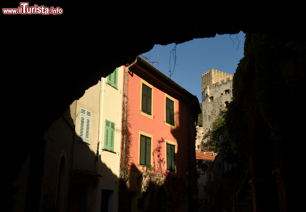 Immagine Tipiche case del villaggio medievale di Roquebrune-Cap-Martin viste attraverso un arco, Costa Azzurra (Francia).