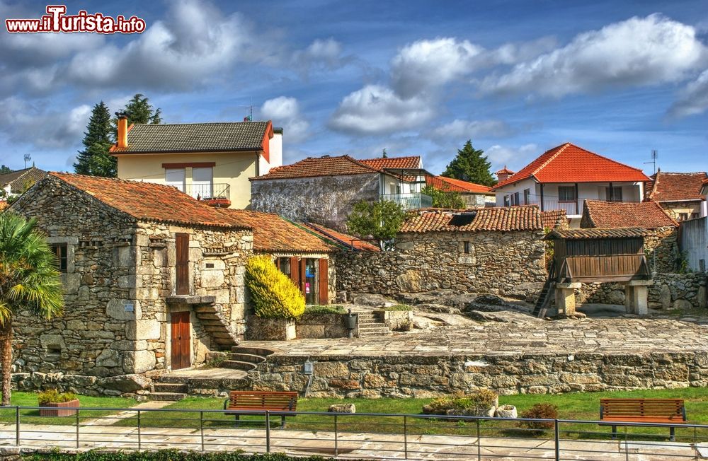 Immagine Le tipiche case di Boticas, Portogallo. Oltre allo spettacolo offerto dalla natura, a Boticas è possibile ripercorrere le tracce della cultura millenaria ben visibile negli usi, nelle tradizioni locali e nell'architettura.