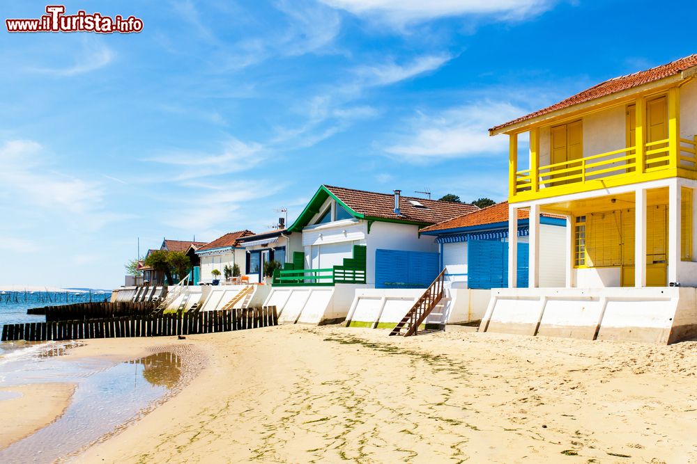 Immagine Tipiche case nel bacino di Arcachon, Francia. Affacciate sulla spiaggia, queste costruzioni si caratterizzano per i vivaci colori con cui sono dipinte.